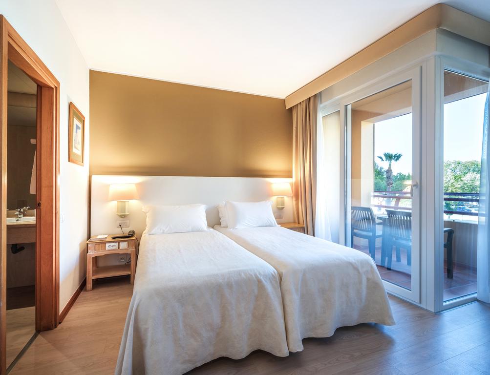 https://golftravelpeople.agiledigitalsolutions.co.uk/wp-content/uploads/2019/11/Dom-Pedro-Marina-Vilamoura-Bedrooms-10.jpg