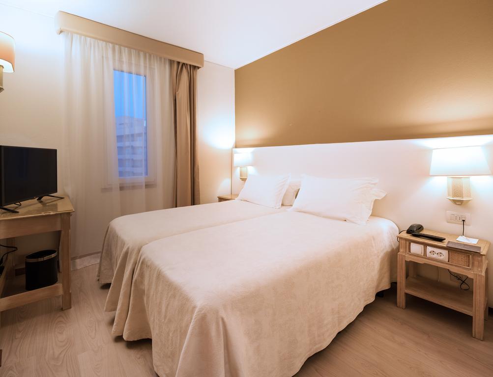 https://golftravelpeople.agiledigitalsolutions.co.uk/wp-content/uploads/2019/11/Dom-Pedro-Marina-Vilamoura-Bedrooms-13.jpg
