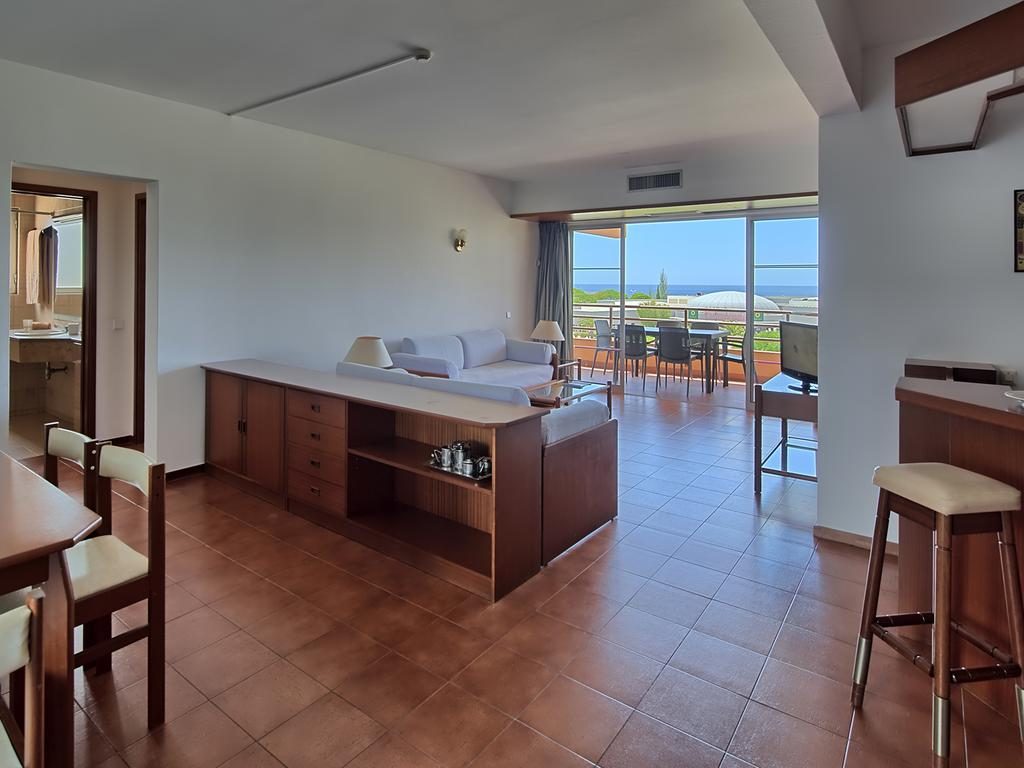 https://golftravelpeople.agiledigitalsolutions.co.uk/wp-content/uploads/2019/11/Dom-Pedro-Portobelo-Apartments-Bedrooms-Vilamoura-11-1024x768.jpg