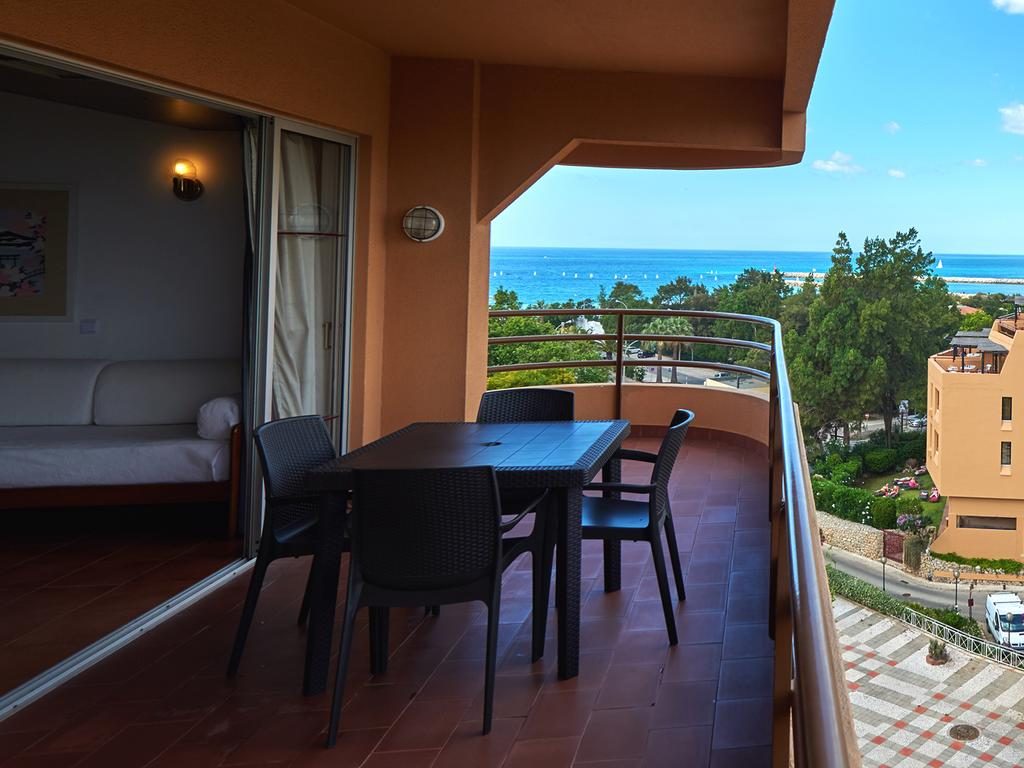 https://golftravelpeople.agiledigitalsolutions.co.uk/wp-content/uploads/2019/11/Dom-Pedro-Portobelo-Apartments-Bedrooms-Vilamoura-14-1024x768.jpg