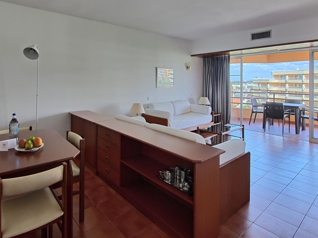 https://golftravelpeople.agiledigitalsolutions.co.uk/wp-content/uploads/2019/11/Dom-Pedro-Portobelo-Apartments-Bedrooms-Vilamoura-16-1024x768.jpg