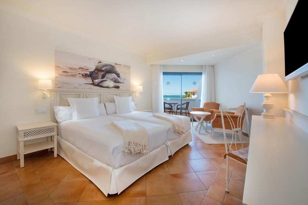 https://golftravelpeople.agiledigitalsolutions.co.uk/wp-content/uploads/2019/11/Iberostar-Andalucia-Playa-Bedrooms-2-Copy-1024x683.jpg