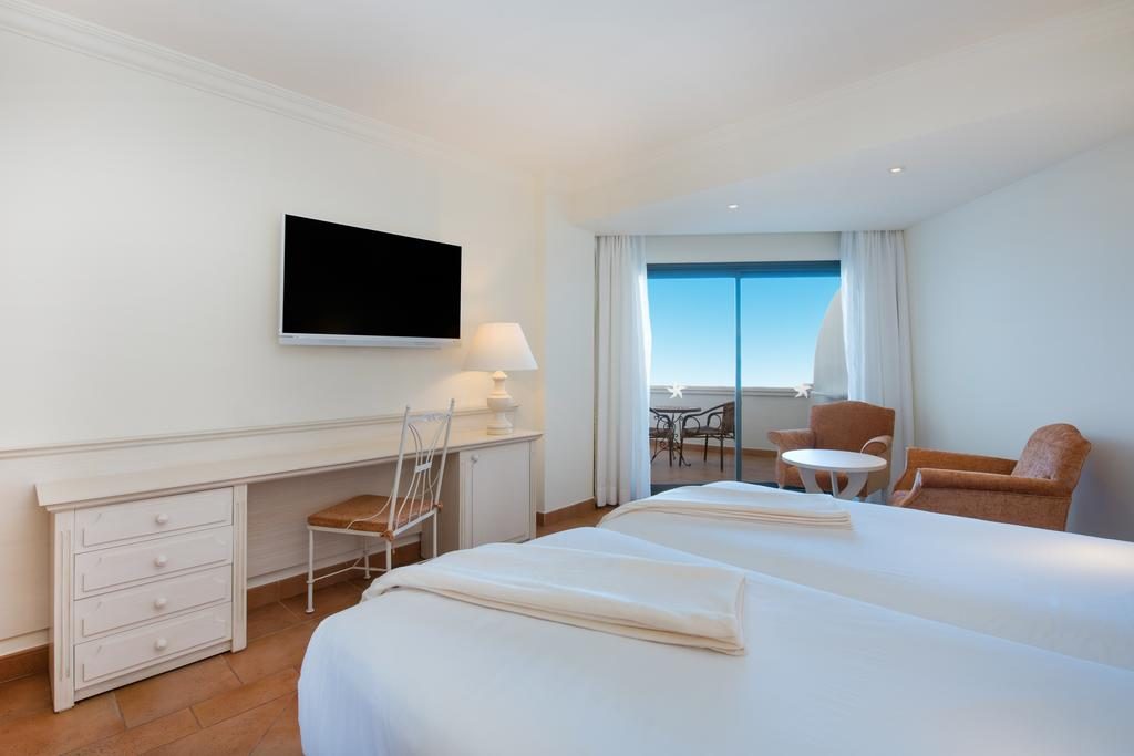 https://golftravelpeople.agiledigitalsolutions.co.uk/wp-content/uploads/2019/11/Iberostar-Andalucia-Playa-Bedrooms-4-Copy-1024x683.jpg