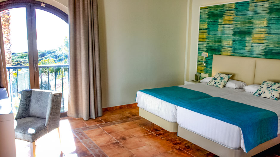 https://golftravelpeople.agiledigitalsolutions.co.uk/wp-content/uploads/2019/12/Aldiana-Club-Alcaidesa-Costa-del-Sol-Bedrooms-2.jpg