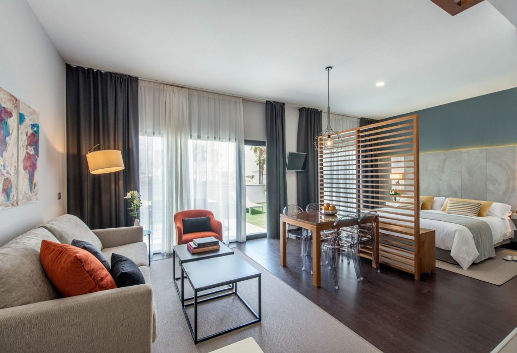 https://golftravelpeople.agiledigitalsolutions.co.uk/wp-content/uploads/2019/12/Green-Suites-at-Real-Club-Seville-Bedrooms-10-1-1024x699.jpg