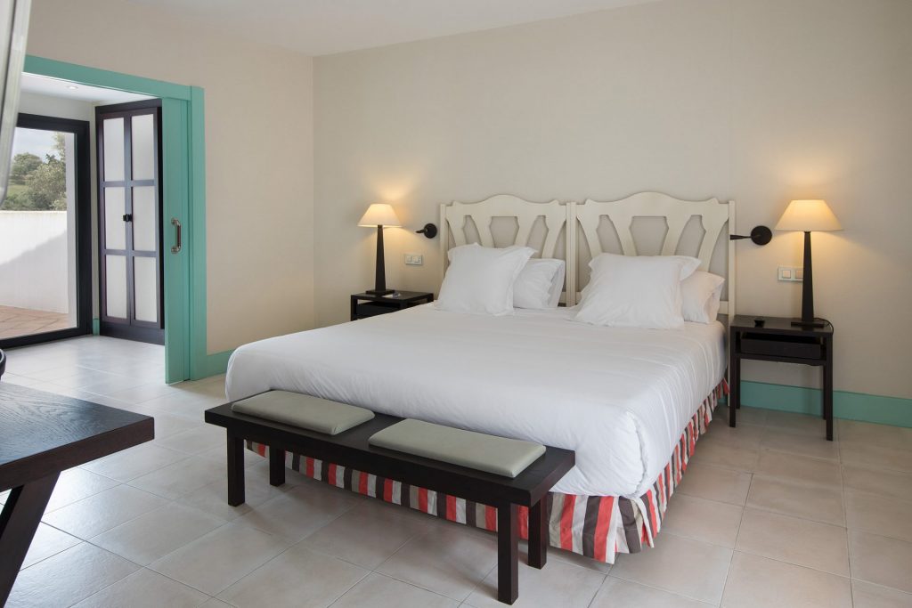 https://golftravelpeople.agiledigitalsolutions.co.uk/wp-content/uploads/2019/12/Hotel-Encinar-de-Sotogrande-Bedrooms-5-1024x683.jpg