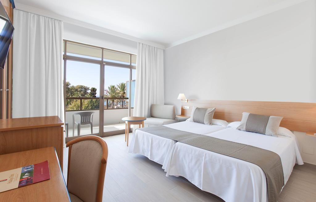 https://golftravelpeople.agiledigitalsolutions.co.uk/wp-content/uploads/2019/12/Sol-Marbella-Estepona-Atalaya-Park-Bedrooms-2-1024x654.jpg