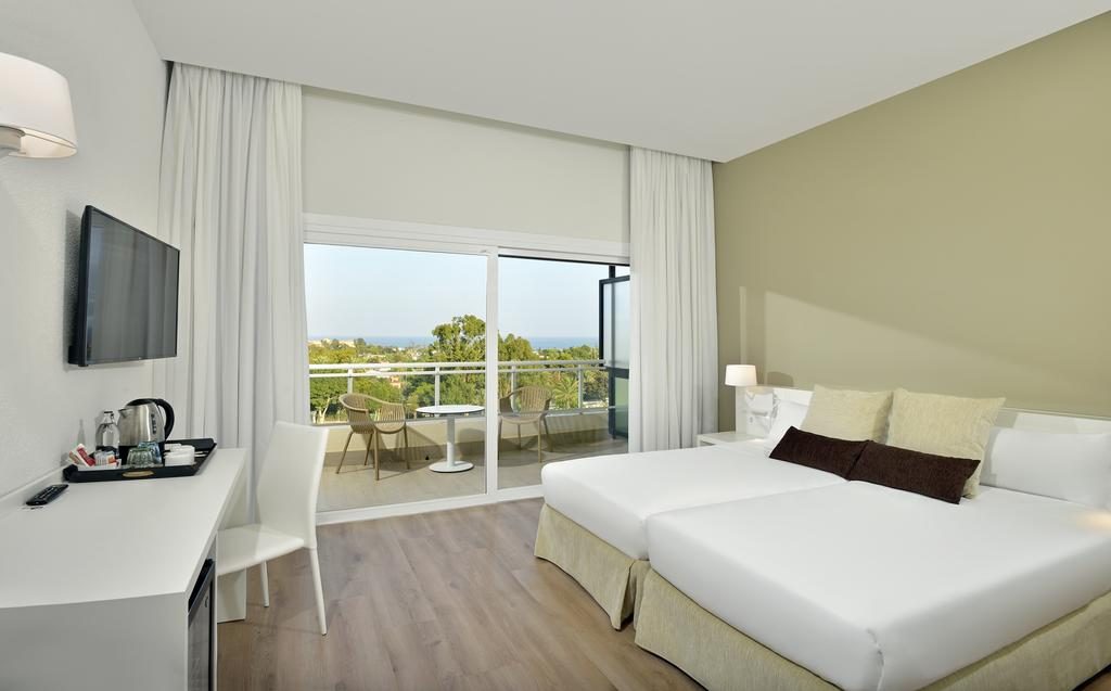 https://golftravelpeople.agiledigitalsolutions.co.uk/wp-content/uploads/2019/12/Sol-Marbella-Estepona-Atalaya-Park-Bedrooms-5-1024x637.jpg