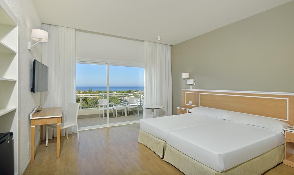 https://golftravelpeople.agiledigitalsolutions.co.uk/wp-content/uploads/2019/12/Sol-Marbella-Estepona-Atalaya-Park-Bedrooms-7-1024x610.jpg