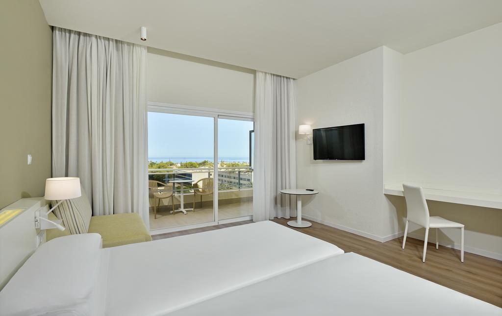 https://golftravelpeople.agiledigitalsolutions.co.uk/wp-content/uploads/2019/12/Sol-Marbella-Estepona-Atalaya-Park-Bedrooms-8-1024x645.jpg