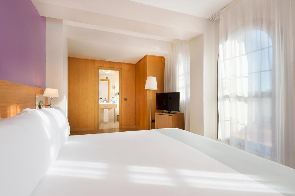 https://golftravelpeople.agiledigitalsolutions.co.uk/wp-content/uploads/2019/12/Tryp-Jerez-Hotel-Bedrooms-3-Copy-1024x683.jpg