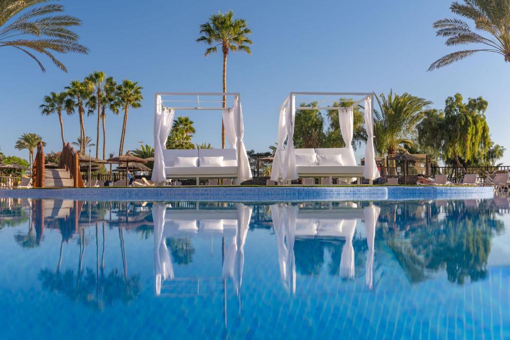 https://golftravelpeople.agiledigitalsolutions.co.uk/wp-content/uploads/2020/11/Elba-Sara-Beach-Golf-Resort-Fuerteventura-Swimming-Pools-and-Leisure-Facilities-2.jpg