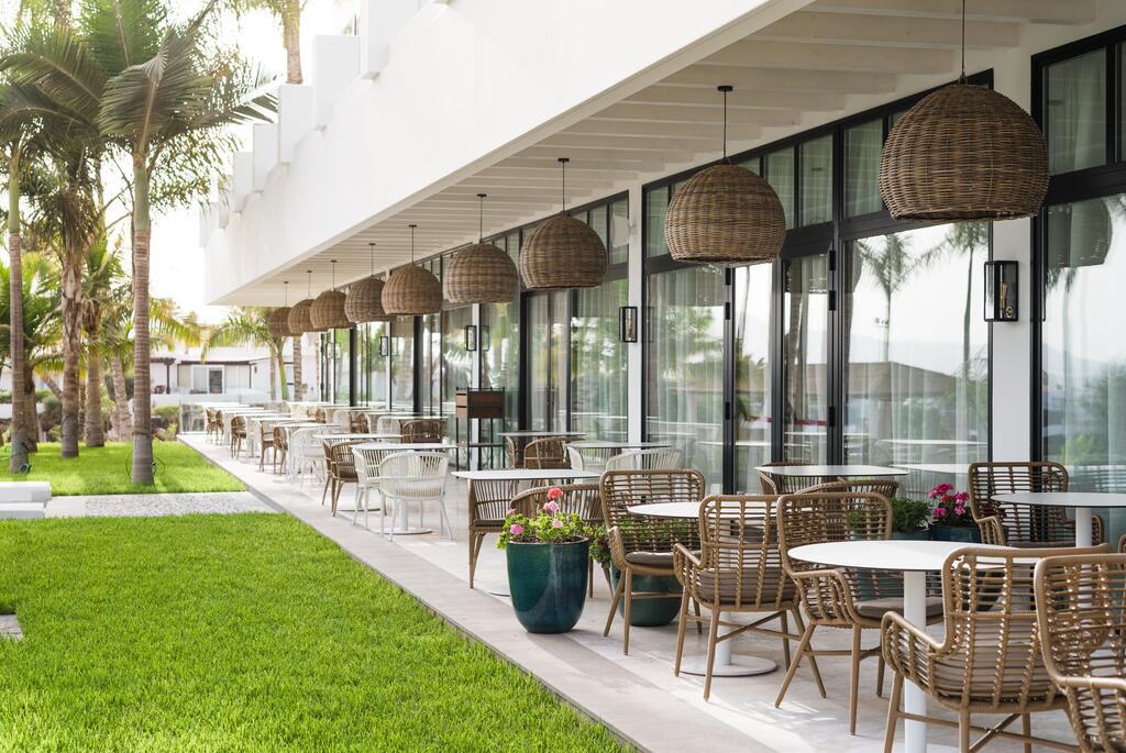 https://golftravelpeople.agiledigitalsolutions.co.uk/wp-content/uploads/2020/11/Hotel-Fariones-Puerto-del-Carmen-Lanzarote-Bars-Restaurants-9.jpg
