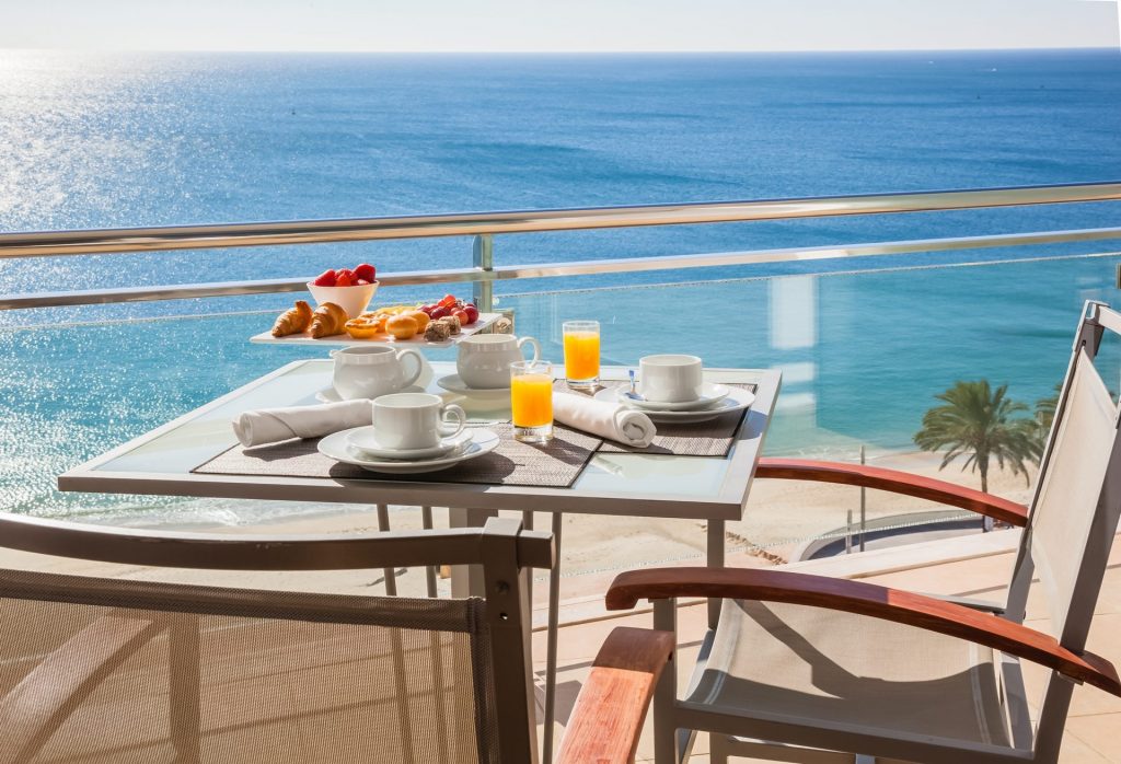 https://golftravelpeople.agiledigitalsolutions.co.uk/wp-content/uploads/2021/05/Sesimbra-Hotel-Spa-Bedrooms-8-1024x698.jpg
