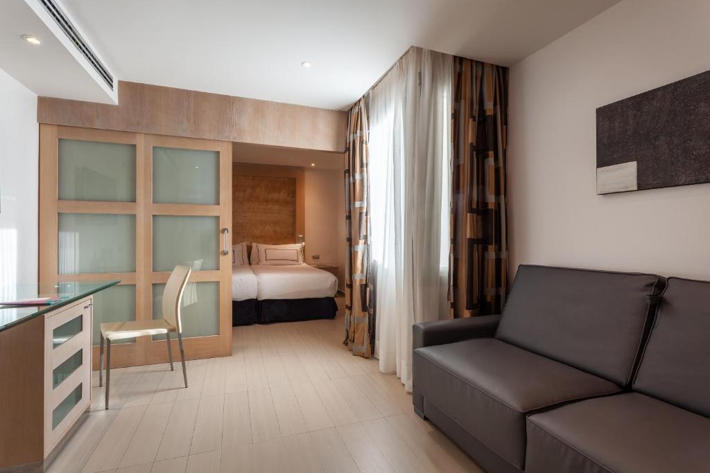 https://golftravelpeople.agiledigitalsolutions.co.uk/wp-content/uploads/2021/07/Hotel-Melia-Seville-Seville-Bedrooms-10.jpg