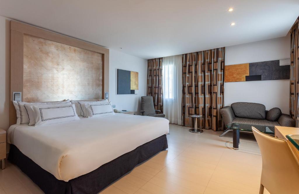 https://golftravelpeople.agiledigitalsolutions.co.uk/wp-content/uploads/2021/07/Hotel-Melia-Seville-Seville-Bedrooms-23.jpg