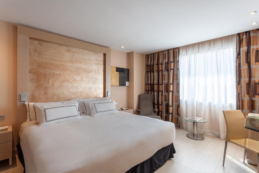 https://golftravelpeople.agiledigitalsolutions.co.uk/wp-content/uploads/2021/07/Hotel-Melia-Seville-Seville-Bedrooms-3.jpg