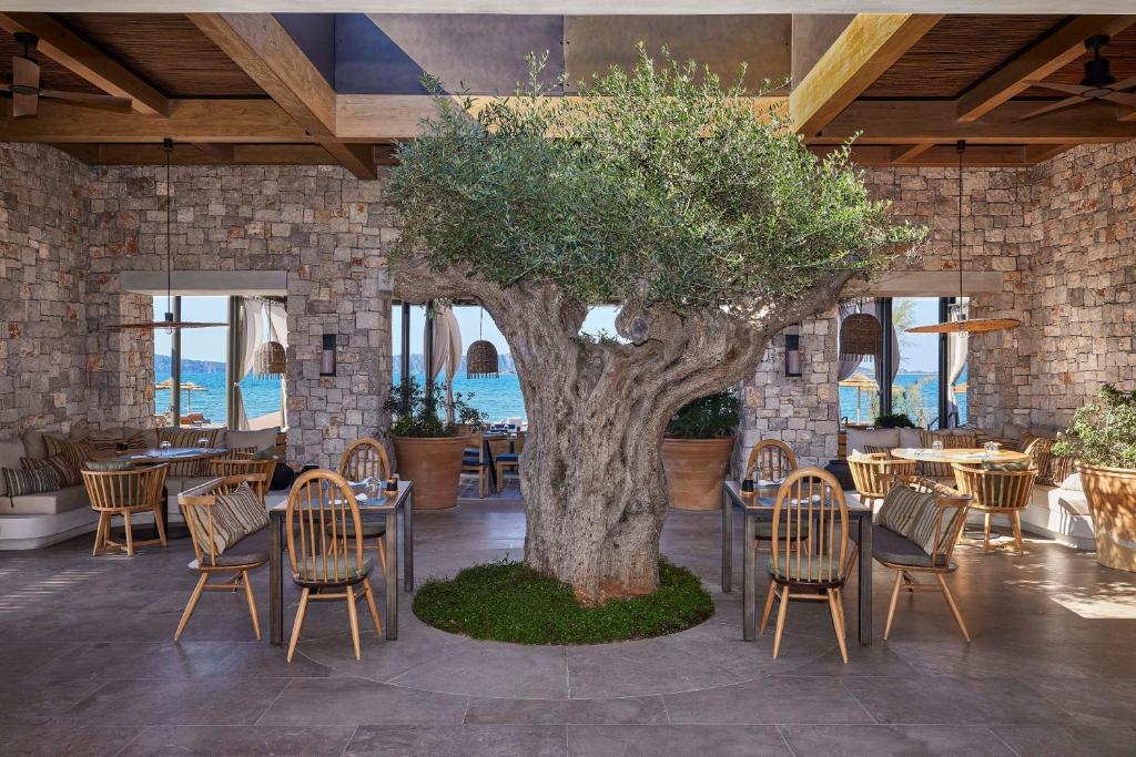https://golftravelpeople.agiledigitalsolutions.co.uk/wp-content/uploads/2023/02/W-Costa-Navarino-Greece-Bars-and-Restaurants-1.jpg