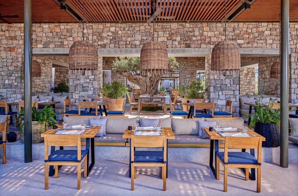 https://golftravelpeople.agiledigitalsolutions.co.uk/wp-content/uploads/2023/02/W-Costa-Navarino-Greece-Bars-and-Restaurants-14.jpg
