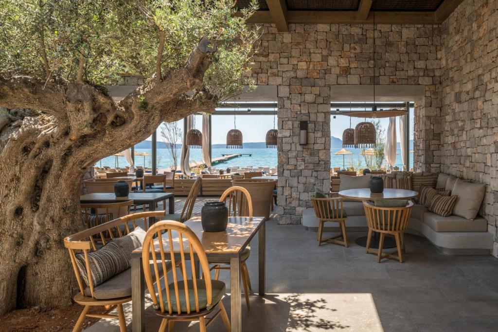 https://golftravelpeople.agiledigitalsolutions.co.uk/wp-content/uploads/2023/02/W-Costa-Navarino-Greece-Bars-and-Restaurants-3.jpg