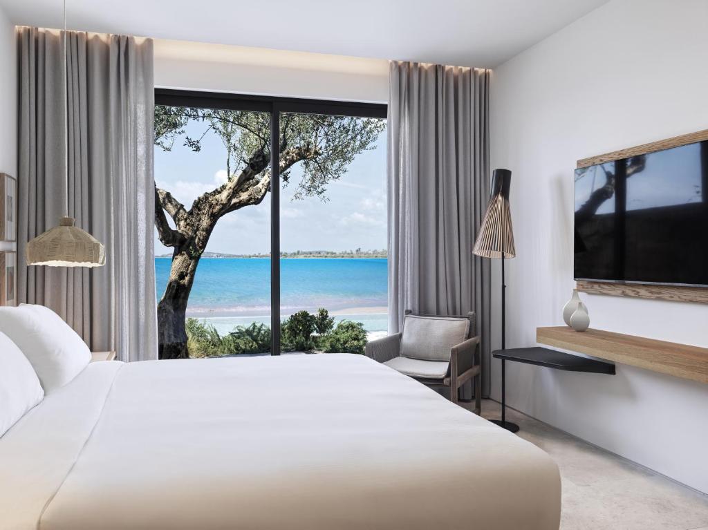 https://golftravelpeople.agiledigitalsolutions.co.uk/wp-content/uploads/2023/02/W-Costa-Navarino-Greece-Bedrooms-and-Suites-5.jpg