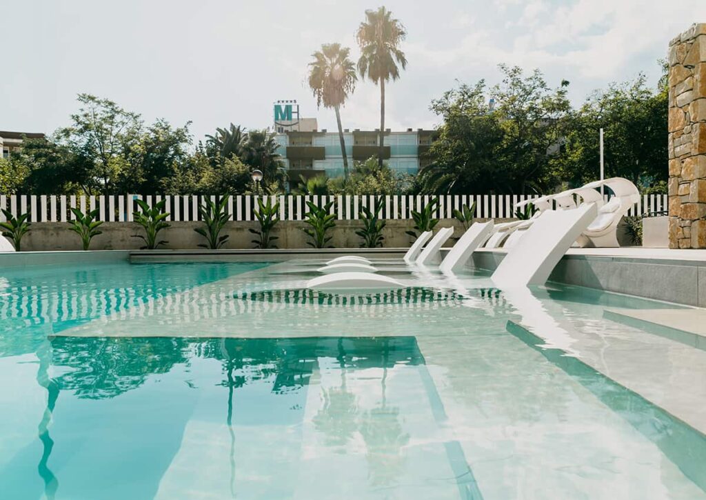 https://golftravelpeople.agiledigitalsolutions.co.uk/wp-content/uploads/2023/07/Hotel-Monica-Boutique-Instants-Cambrils-Swimming-Pools-2-1024x725.jpg