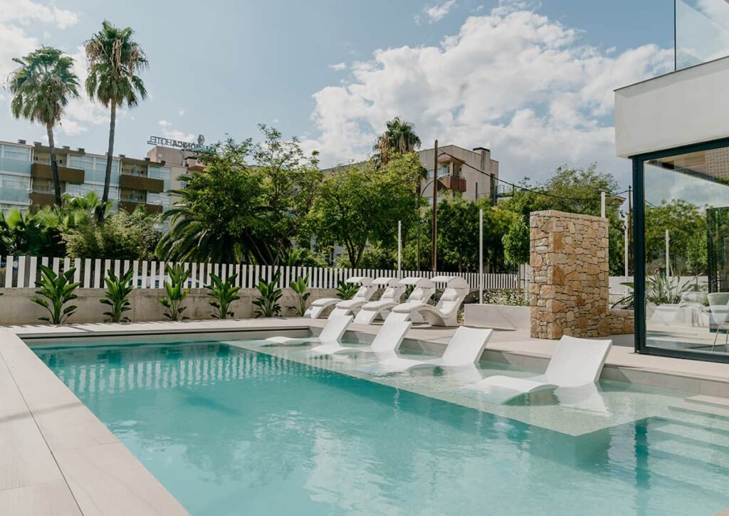https://golftravelpeople.agiledigitalsolutions.co.uk/wp-content/uploads/2023/07/Hotel-Monica-Boutique-Instants-Cambrils-Swimming-Pools-5-1024x725.jpg