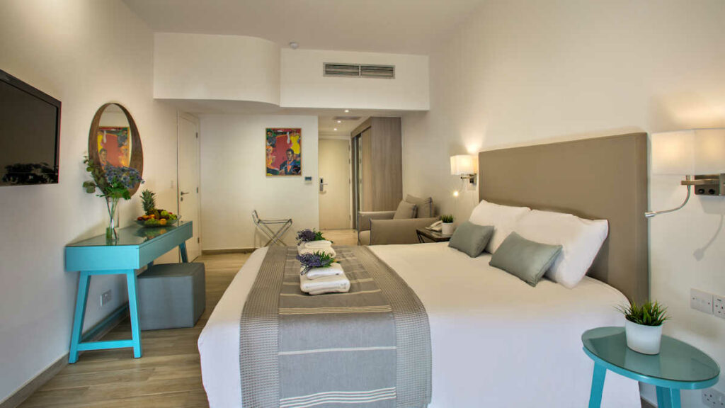 https://golftravelpeople.agiledigitalsolutions.co.uk/wp-content/uploads/2023/07/Leonardo-Plaza-Cypria-Maris-Beach-Paphos-Cyprus-Bedrooms-and-Suites-14-1024x576.jpg