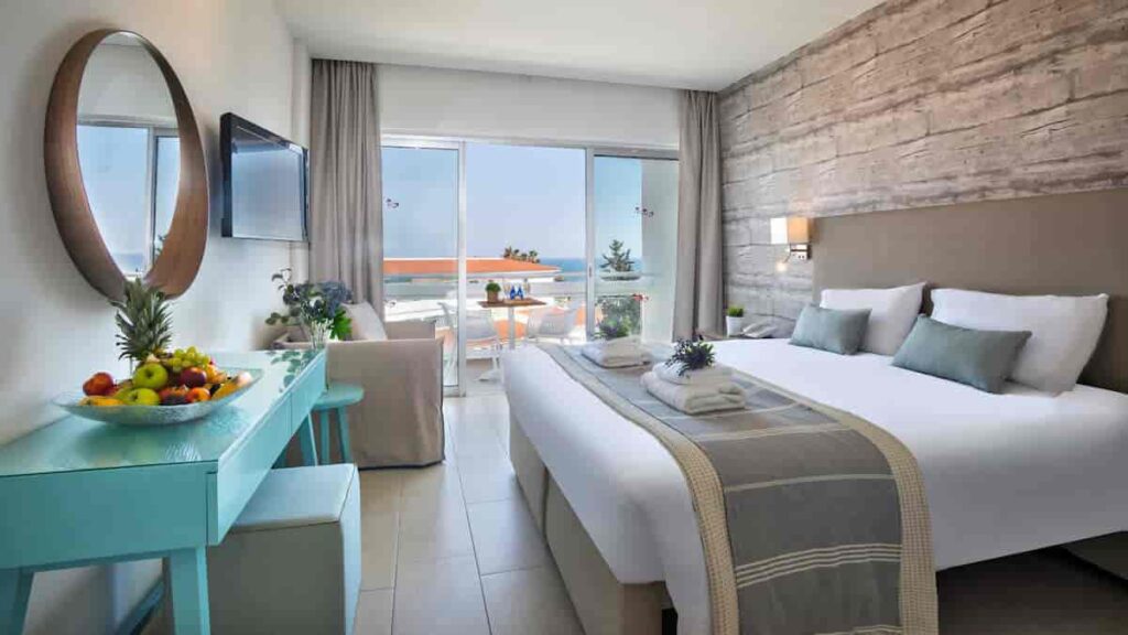 https://golftravelpeople.agiledigitalsolutions.co.uk/wp-content/uploads/2023/07/Leonardo-Plaza-Cypria-Maris-Beach-Paphos-Cyprus-Bedrooms-and-Suites-18-1024x576.jpg