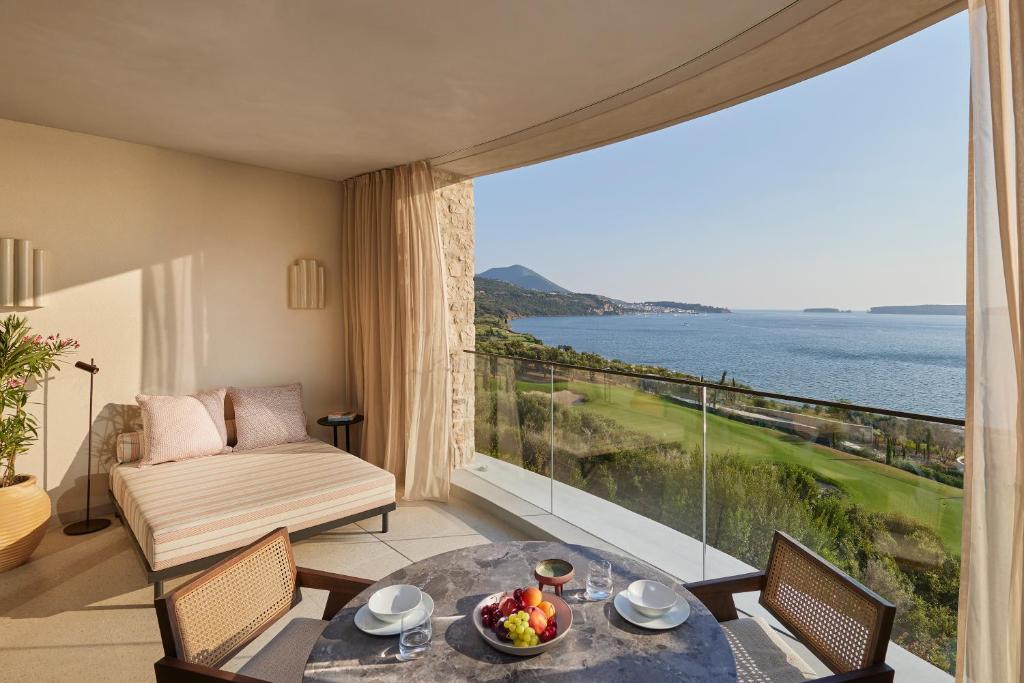 https://golftravelpeople.agiledigitalsolutions.co.uk/wp-content/uploads/2024/03/Mandarin-Oriental-Costa-Navarino-Bedrooms-and-Suites-2.jpg