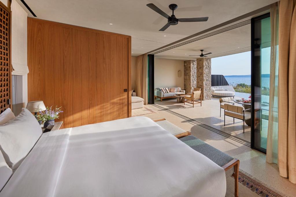 https://golftravelpeople.agiledigitalsolutions.co.uk/wp-content/uploads/2024/03/Mandarin-Oriental-Costa-Navarino-Bedrooms-and-Suites-3.jpg