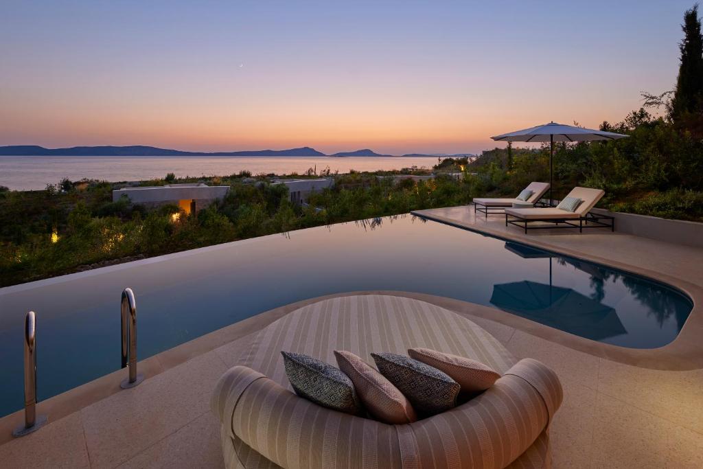 https://golftravelpeople.agiledigitalsolutions.co.uk/wp-content/uploads/2024/03/Mandarin-Oriental-Costa-Navarino-Bedrooms-and-Suites-4.jpg