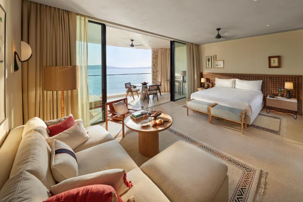 https://golftravelpeople.agiledigitalsolutions.co.uk/wp-content/uploads/2024/03/Mandarin-Oriental-Costa-Navarino-Bedrooms-and-Suites-7.jpg