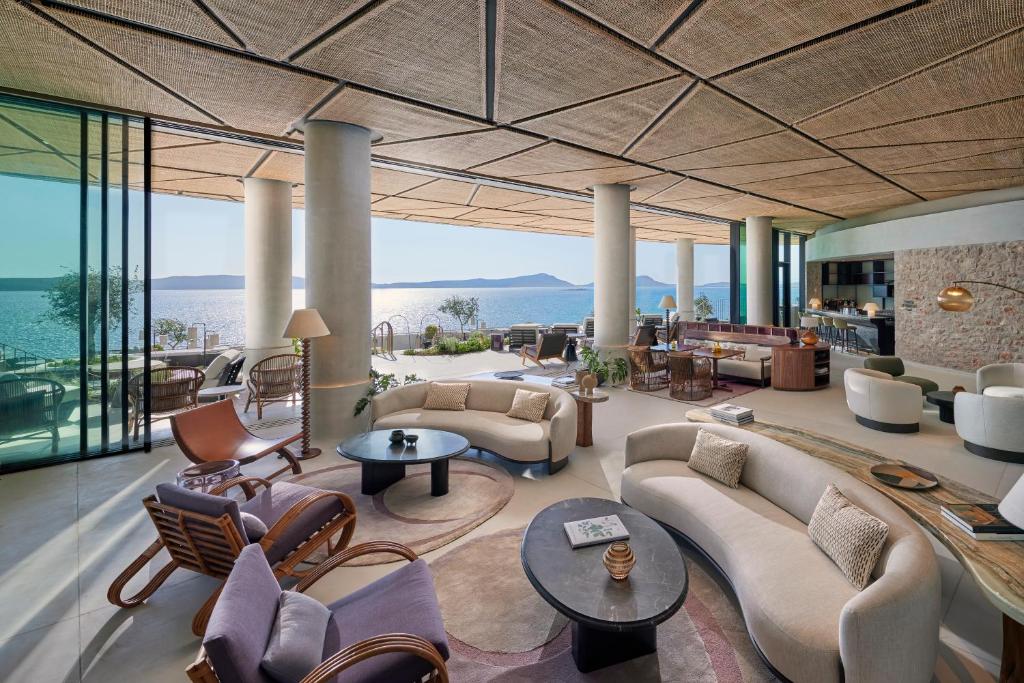 https://golftravelpeople.agiledigitalsolutions.co.uk/wp-content/uploads/2024/03/Mandarin-Oriental-Costa-Navarino-Restaurants-and-Bars-12.jpg