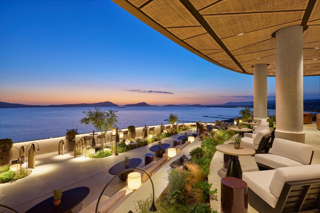 https://golftravelpeople.agiledigitalsolutions.co.uk/wp-content/uploads/2024/03/Mandarin-Oriental-Costa-Navarino-Restaurants-and-Bars-3.jpg