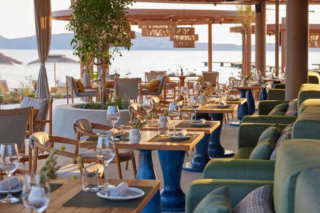https://golftravelpeople.agiledigitalsolutions.co.uk/wp-content/uploads/2024/03/Mandarin-Oriental-Costa-Navarino-Restaurants-and-Bars-5.jpg