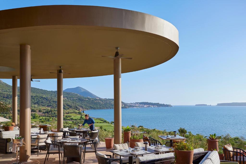 https://golftravelpeople.agiledigitalsolutions.co.uk/wp-content/uploads/2024/03/Mandarin-Oriental-Costa-Navarino-Restaurants-and-Bars-7.jpg