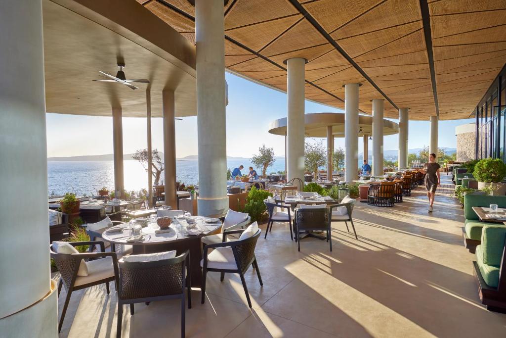 https://golftravelpeople.agiledigitalsolutions.co.uk/wp-content/uploads/2024/03/Mandarin-Oriental-Costa-Navarino-Restaurants-and-Bars-9.jpg