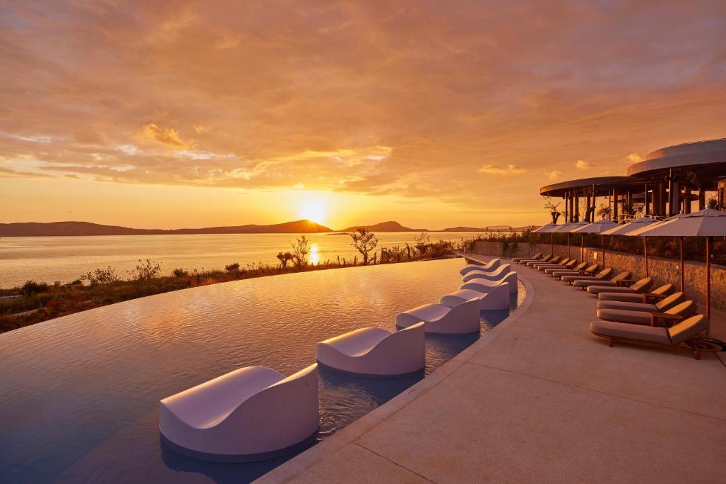 https://golftravelpeople.agiledigitalsolutions.co.uk/wp-content/uploads/2024/03/Mandarin-Oriental-Costa-Navarino-Swimming-Pools-and-Leisure-facilities-5.jpg