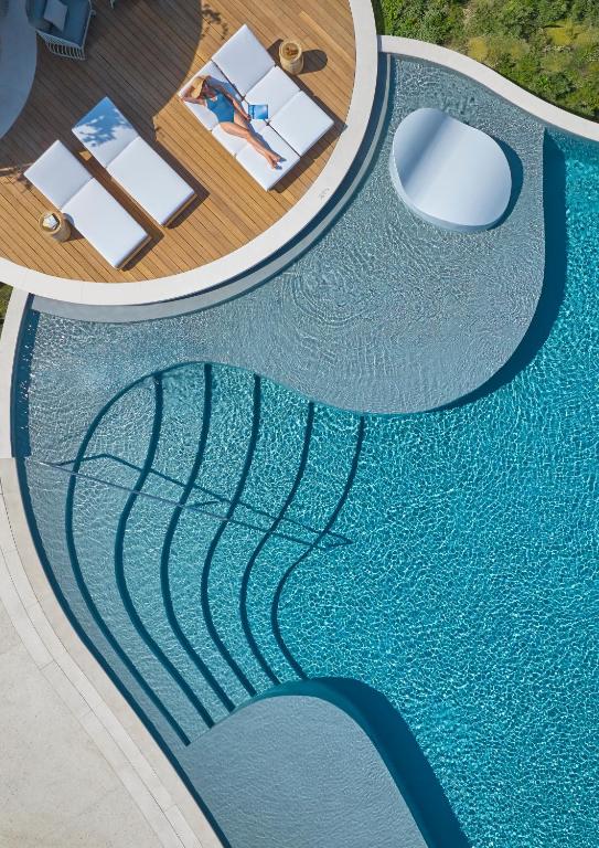 https://golftravelpeople.agiledigitalsolutions.co.uk/wp-content/uploads/2024/03/Mandarin-Oriental-Costa-Navarino-Swimming-Pools-and-Leisure-facilities-6.jpg