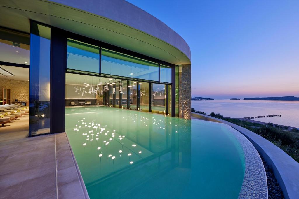 https://golftravelpeople.agiledigitalsolutions.co.uk/wp-content/uploads/2024/03/Mandarin-Oriental-Costa-Navarino-Swimming-Pools-and-Leisure-facilities-7.jpg