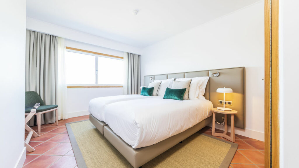 https://golftravelpeople.agiledigitalsolutions.co.uk/wp-content/uploads/2024/04/Patio-Suite-Hotel-Albufeira-Algarve-Portugal-Bedrooms-Apartments-Suites-21-1024x576.jpg