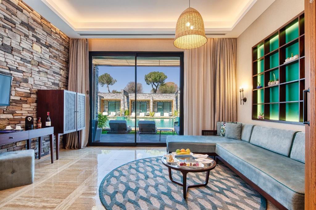 https://golftravelpeople.agiledigitalsolutions.co.uk/wp-content/uploads/2024/09/Kaya-Palazzo-Hotel-Belek-Bedrooms-and-Suites-3.jpg
