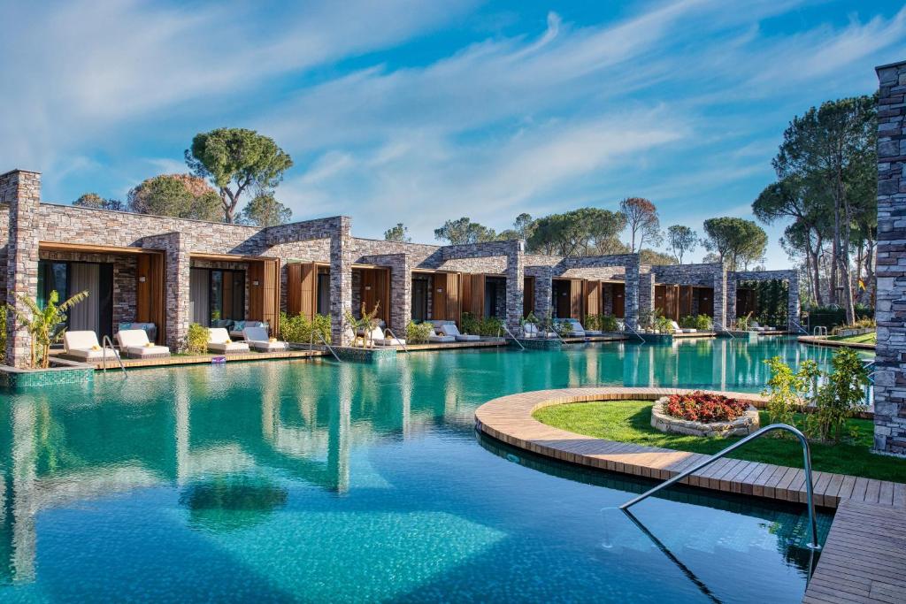 https://golftravelpeople.agiledigitalsolutions.co.uk/wp-content/uploads/2024/09/Kaya-Palazzo-Hotel-Belek-Bedrooms-and-Suites-5.jpg