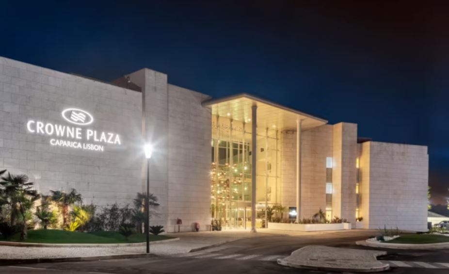https://golftravelpeople.agiledigitalsolutions.co.uk/wp-content/uploads/2024/10/Crowne-Plaza-Caparica-Lisbon-Hotel-1.jpg