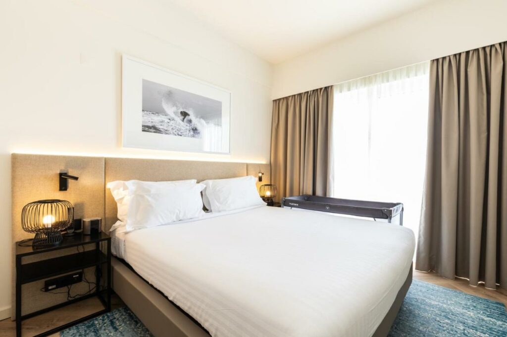 https://golftravelpeople.agiledigitalsolutions.co.uk/wp-content/uploads/2024/10/Crowne-Plaza-Caparica-Lisbon-Hotel-Bedrooms-Suites-and-Apartments-30-1024x682.jpg