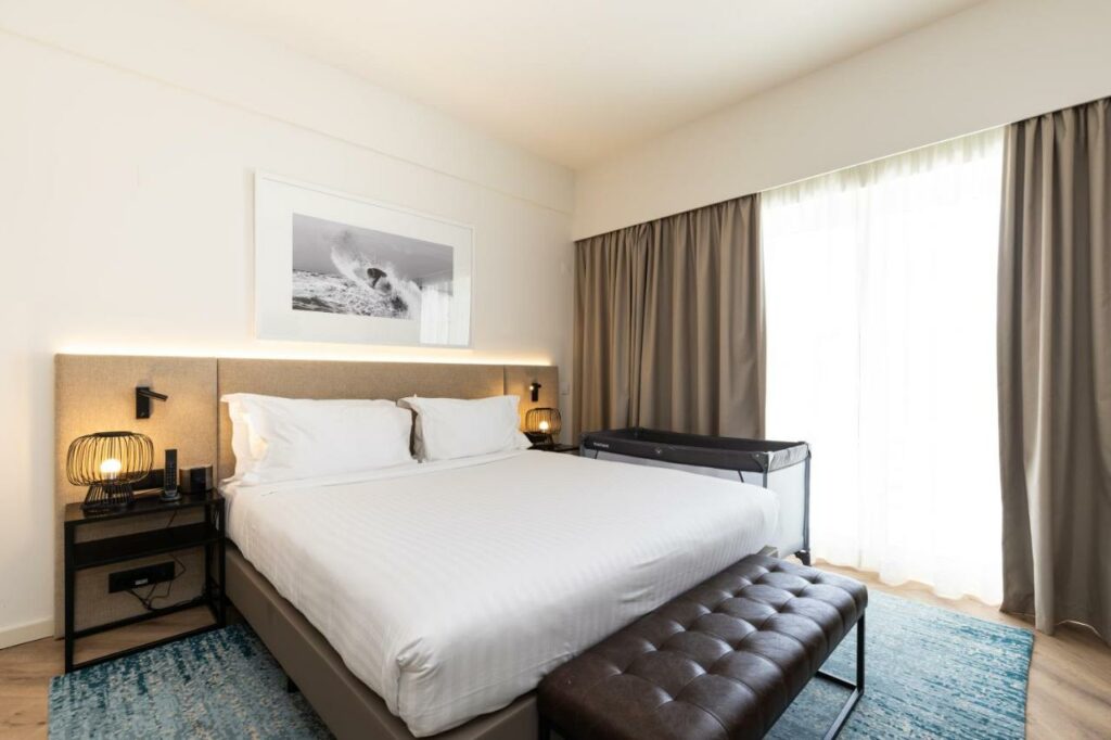 https://golftravelpeople.agiledigitalsolutions.co.uk/wp-content/uploads/2024/10/Crowne-Plaza-Caparica-Lisbon-Hotel-Bedrooms-Suites-and-Apartments-31-1024x682.jpg