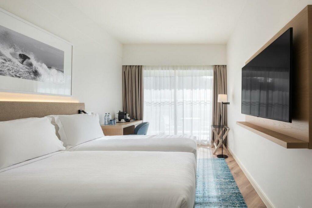 https://golftravelpeople.agiledigitalsolutions.co.uk/wp-content/uploads/2024/10/Crowne-Plaza-Caparica-Lisbon-Hotel-Bedrooms-Suites-and-Apartments-33-1024x682.jpg