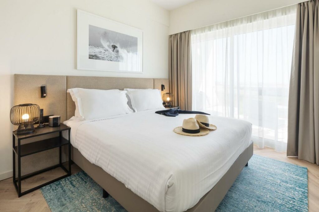 https://golftravelpeople.agiledigitalsolutions.co.uk/wp-content/uploads/2024/10/Crowne-Plaza-Caparica-Lisbon-Hotel-Bedrooms-Suites-and-Apartments-34-1024x682.jpg