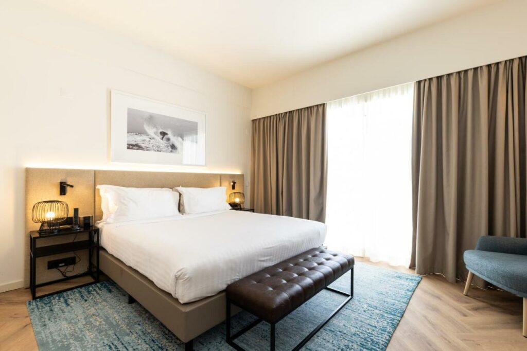 https://golftravelpeople.agiledigitalsolutions.co.uk/wp-content/uploads/2024/10/Crowne-Plaza-Caparica-Lisbon-Hotel-Bedrooms-Suites-and-Apartments-36-1024x682.jpg